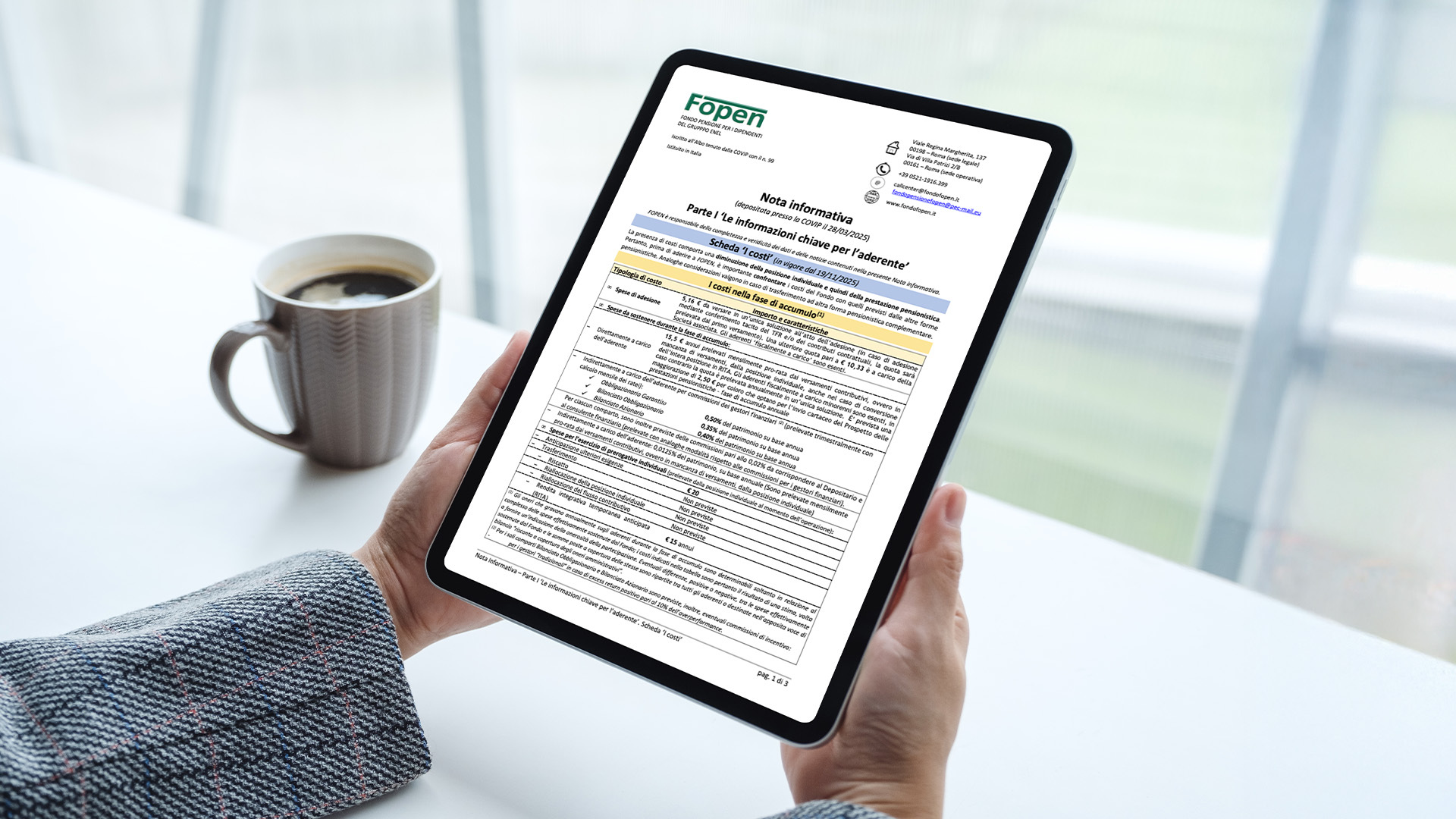 Una persona tiene tra le mani un tablet che mostra la "Nota Informativa" del Fondo Fopen, specificamente la "Scheda i costi" con tabelle dettagliate sulle spese di gestione.