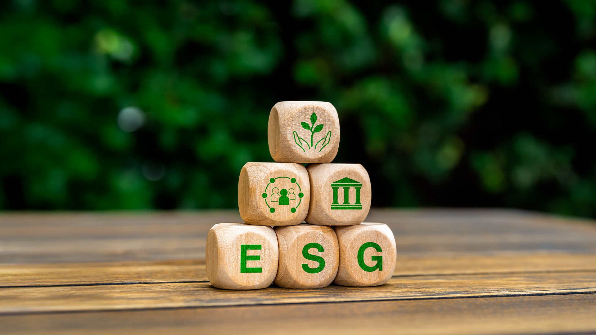 Una piramide di cubi di legno che illustra i criteri ESG del Fondo Fopen per investimenti sostenibili.